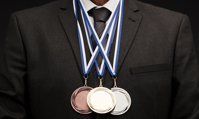 Veja como aproveitar medalhas personalizadas para premiações corporativas