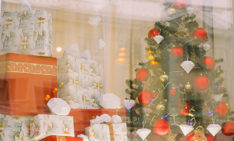 Vitrine de acrílico: 6 dicas de como arrumar fachada de loja para o natal