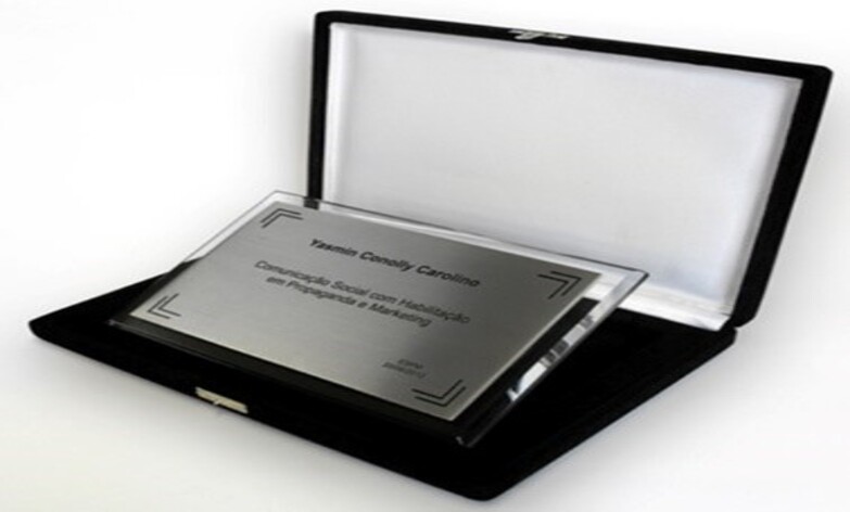 Placas de homenagem em acrílico: quando usar em premiações corporativas