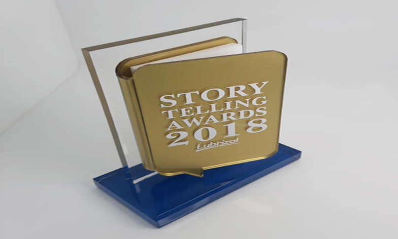 Troféus personalizados em acrílico para empresas: quando usar em eventos corporativos